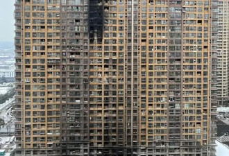 实探南京火灾致15死小区：架空层仍停有电动车