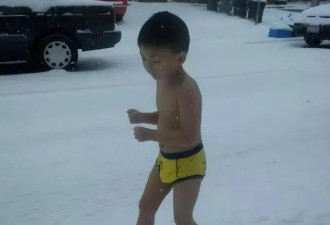 11年前,被父亲强迫在雪地裸跑的3岁小男孩现在...