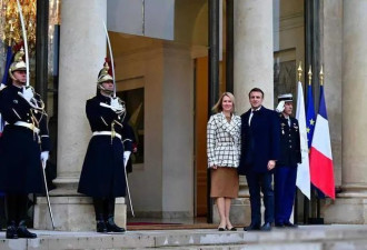马克龙欢迎爱沙尼亚女总理真热情!美女总理很吸睛