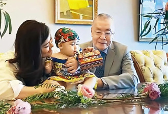 85岁钢琴大师刘诗昆，接3岁女儿放学满脸父爱