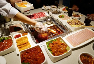 女生涮牛肉3分钟没熟，撒泼打滚大闹海底捞，写小作文网暴…