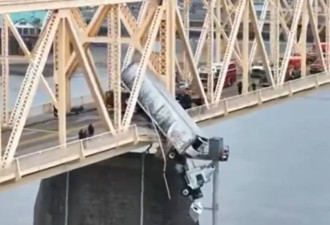 影片曝光：美货车大桥半悬空 惊险救人