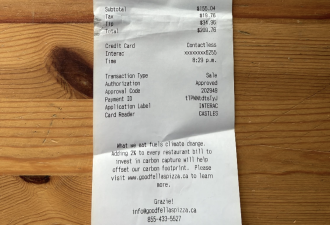 外出就餐核对下费用 多伦多餐馆开始将这笔费用加入账单