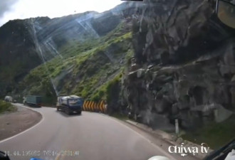 视频:惊见巨石砸爆前方货车 下个到自己 司机神反应…