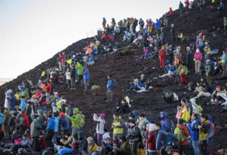 富士山游客太多 山梨将收通行费 1天限4000人