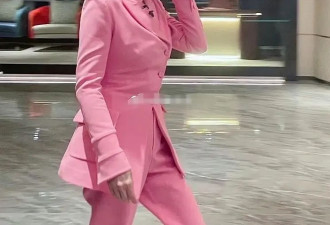 54岁雪姨录制《浪姐》路透曝光，穿粉色西装嫩如少女！