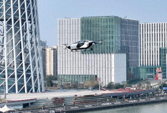 中国产的飞行汽车在广州市核心商务区实现首飞