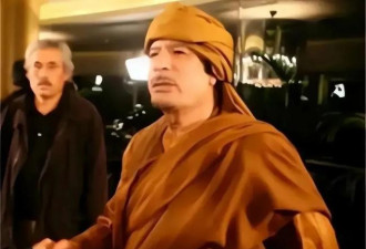 卡扎菲临死前惨状：被拖行40多米，手抹眼泪求饶