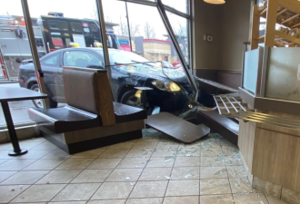 汽车直接撞进比萨店！满地玻璃碎片