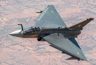首飞23年来首摔,印度国产战机“光辉”在演习中坠毁