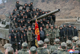 金正恩亲驾坦克英姿曝！北韩公开“最强兵器”