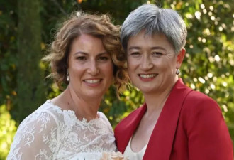 相伴20年，澳洲外长黄英贤与同性伴侣完婚