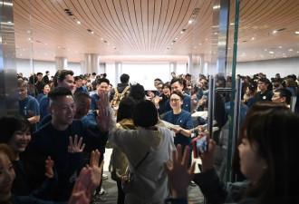 直击全球第二大苹果零售店上海揭幕 地铁出口一度关闭