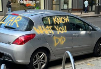 悉尼CBD汽车遭人涂鸦“渣男”！吃瓜