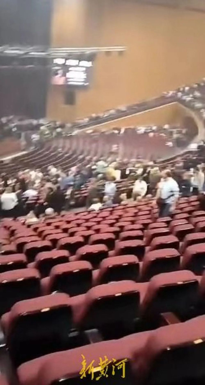 莫斯科恐袭亲历者：藏在椅子背后躲避_无忧资讯