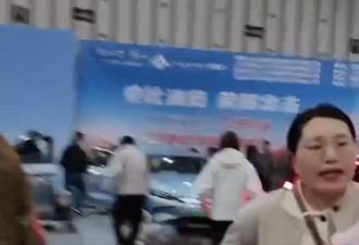 南京车展：一辆展览车突然启动 撞伤多人 现场一片混乱