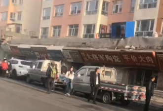 青海一排商铺房顶齐齐垮塌 官方:事故原因正调查