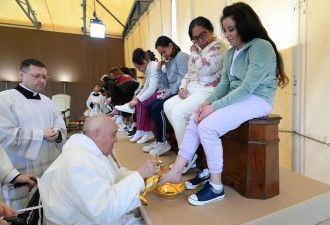 效法耶稣精神 教宗圣复活节前为12名女囚犯洗脚