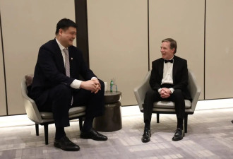 美国驻华大使伯恩斯在上海与姚明会面...