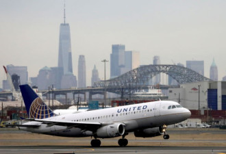 美联航客机紧急转降 乘客恶心胸痛22人受伤