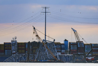 摩大桥残骸清理作业进行中，200吨钢筋结构被吊起