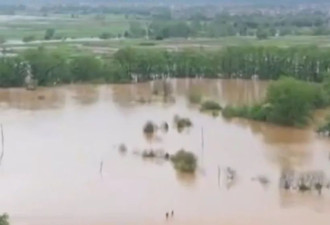 江西爆发洪水 汽车被淹没 官员被冲走失联