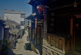 滇西茶马古道第一镇 位于云南临江靠山而建