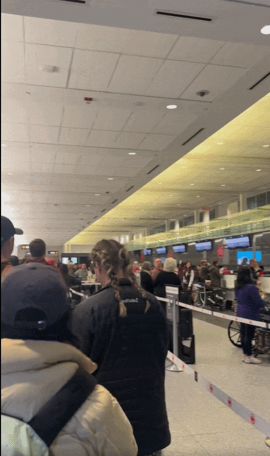 加拿大航班又出事了：华人滞留陌生城市超30h，数十人被迫睡机场