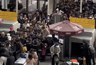 上海火车站旅客抢进站如丧尸片 民众冲卡闯关