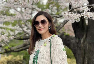53岁李嘉欣日本赏樱花，背23万包