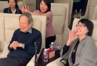 102岁杨振宁跟娇妻及岳母听剧 内景曝光