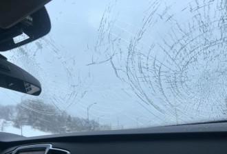 惊魂！加拿大夫妇开车遇撞击 挡风玻璃全碎！起因让他们很生气！