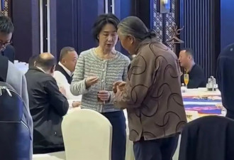 何超琼身边的白发老太，来头竟然这么大