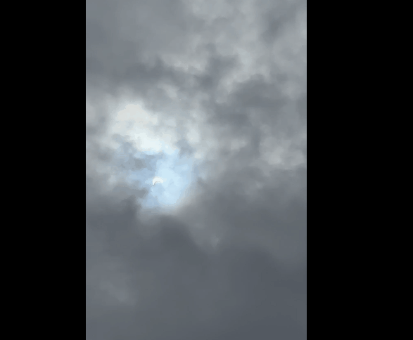 日食直播：多伦多云层中现奇观！华人追拍