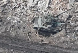 俄机械化纵队遭痛击 T-72坦克整辆丢弃 乌军趁夜开回…