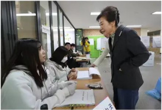 朴槿惠现身韩国会议员选举投票现场....