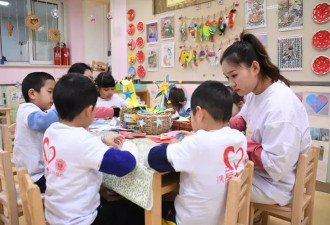 中国少子化幼儿园招不到学生 要转型“托老所”