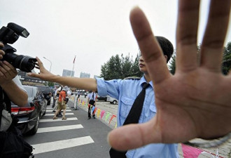 调查报告：记者在中国报道招致监视和骚扰