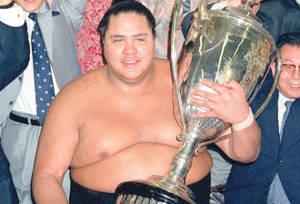 年54岁 日本首位美国出身“大相扑”选手逝世