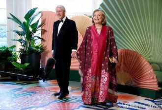 76岁希拉里也去国宴了！穿宽松长裙身材发福，被克林顿牵着手太甜
