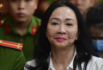 越南女房产大亨被判死刑，涂口红出庭扬着头，被控造成1954亿损失