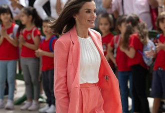 被西班牙王后美到了！穿一身粉色出席颁奖典礼，年过半百都这么嫩