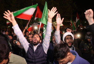 伊朗千人狂欢喊“以色列去死”，挺政府空袭
