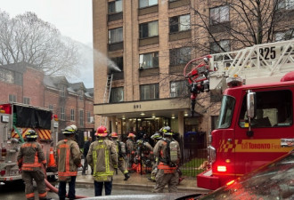 多伦多3层高居民楼大火 一人爬窗逃跑