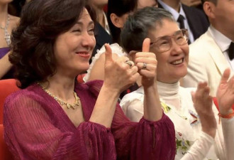 影坛大哥洪金宝获终身成就奖 谢前妻现妻