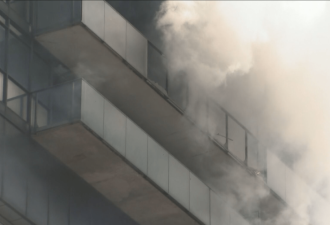 多伦多市中心公寓楼起火封路