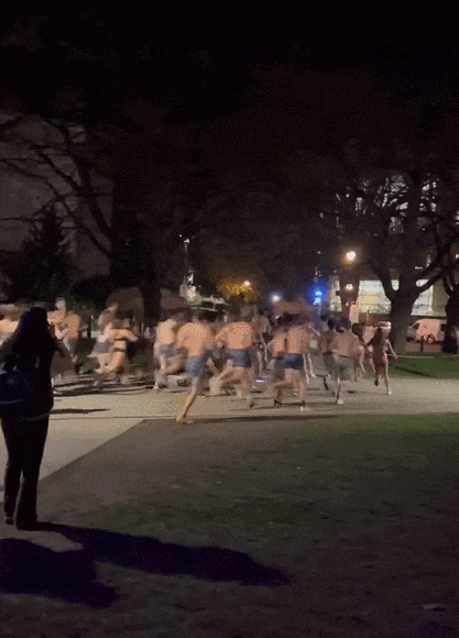 加拿大知名大学数百名学生集体&quot;裸奔&quot;：穿内衣裤狂欢！尖叫声不断