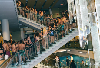 加拿大知名大学数百名学生集体"裸奔"：穿内衣裤狂欢！尖叫声不断
