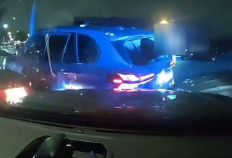 【视频】多伦多男子驾驶宝马X5加速追撞警车 三车夹攻逼停