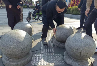 中国残疾人人权观察:轮椅出行遇到石墩子如何维权？